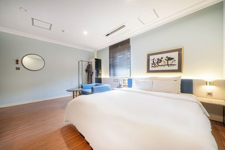 Room 10 of 28