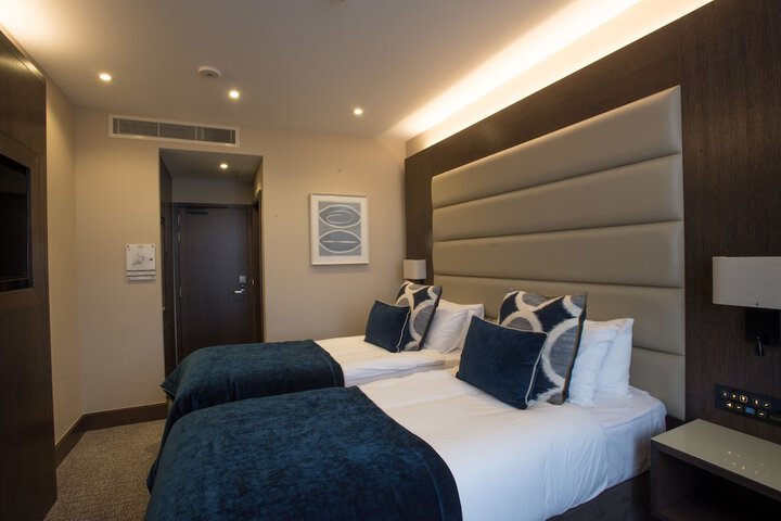 Room 32 of 100