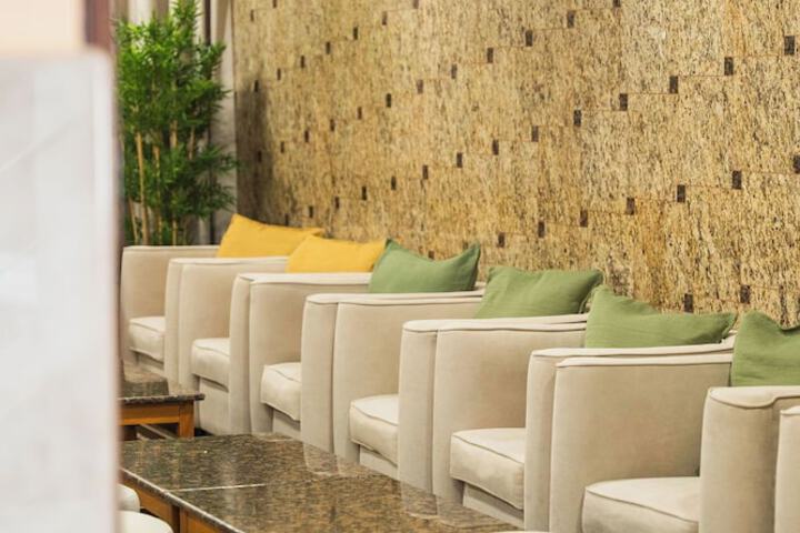 Lounge 54 of 61
