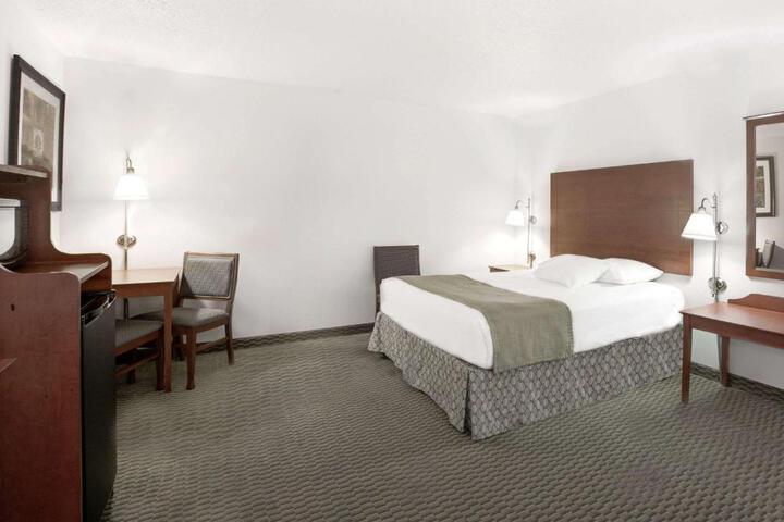 2 Queen Beds (1 of 8)