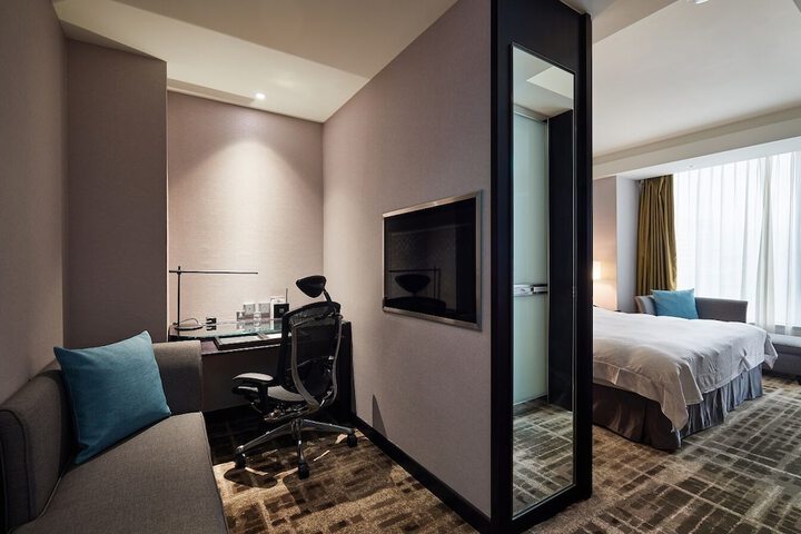 Room 17 of 28