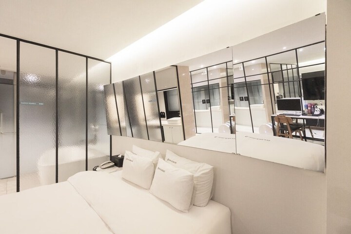 Room 16 of 52
