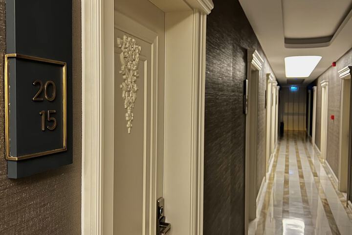 Ballroom/Hall 62 of 72