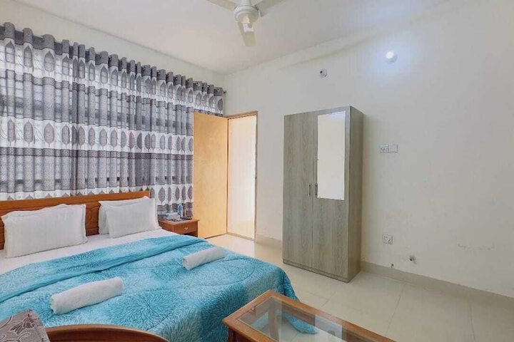 Room 5 of 16