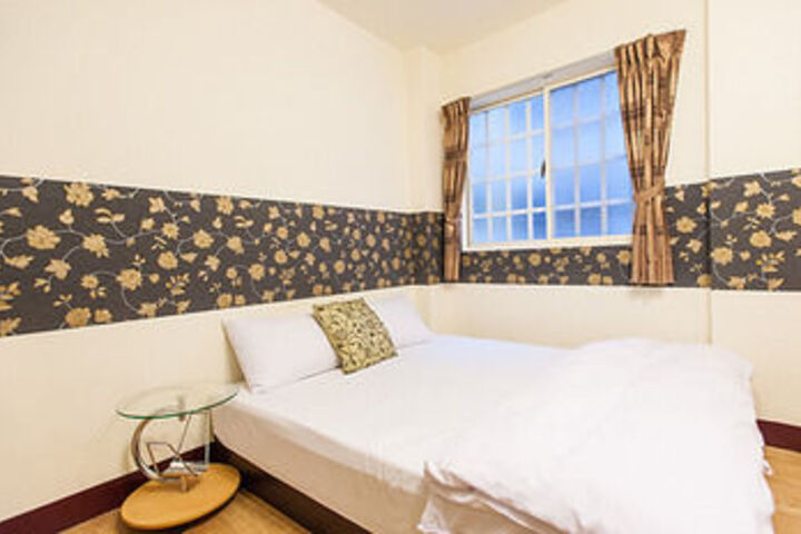 Room 8 of 16