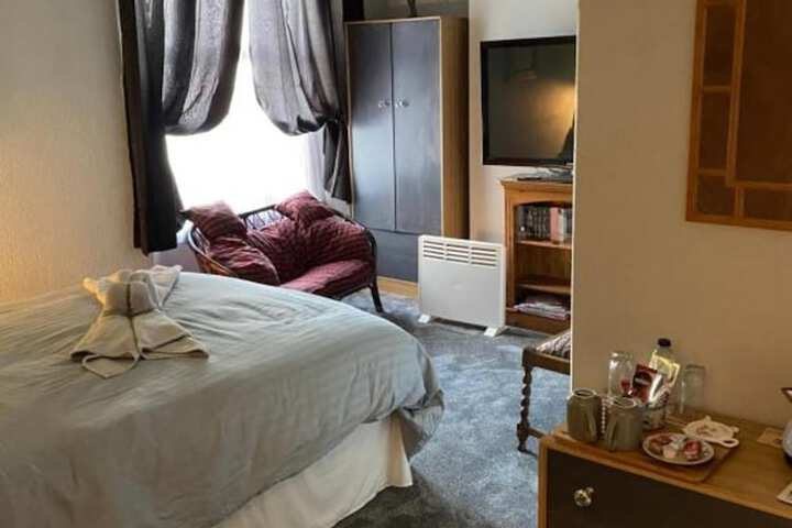 Room 5 of 32