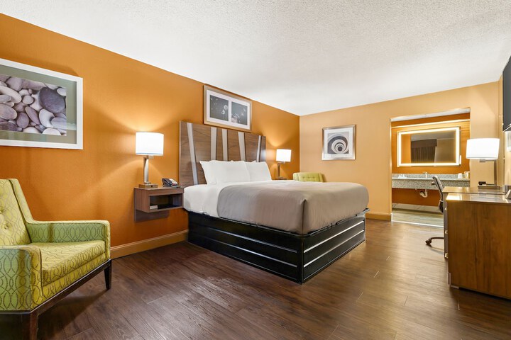 1 King Bed (7 of 30)