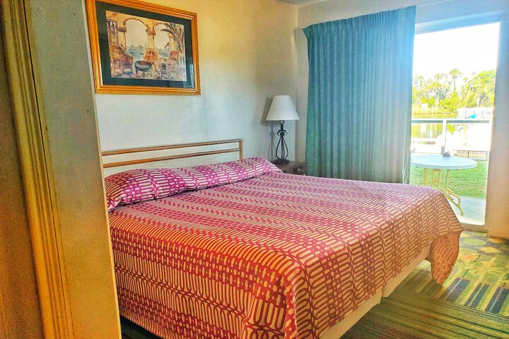 1 King Bed (3 of 7)
