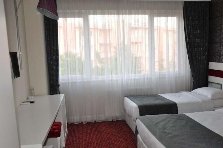 Room 11 of 33