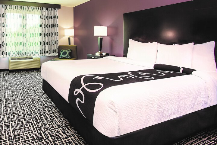 1 King Bed (5 of 12)