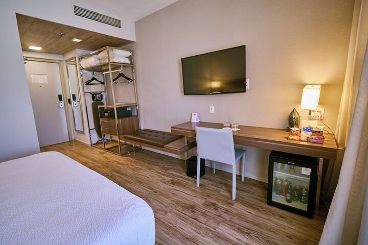 Room 28 of 102