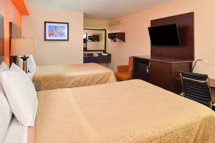 1 King Bed (10 of 11)