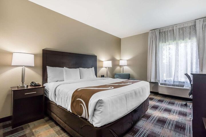 1 King Bed Accessible (4 of 11)
