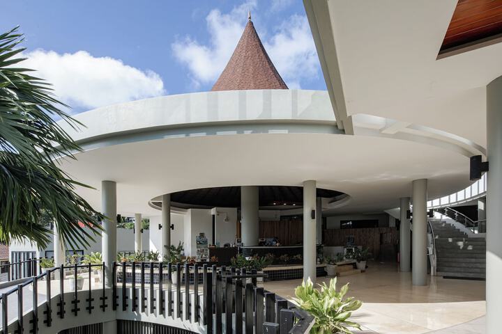 Hotel Lobby