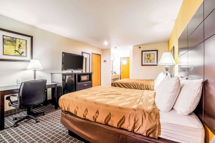 2 Double Beds Accessible (5 of 6)