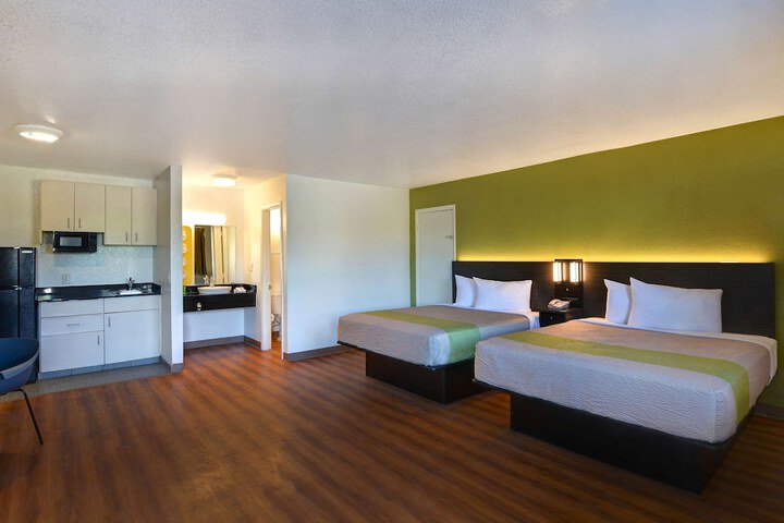 2 Queen Beds (12 of 24)