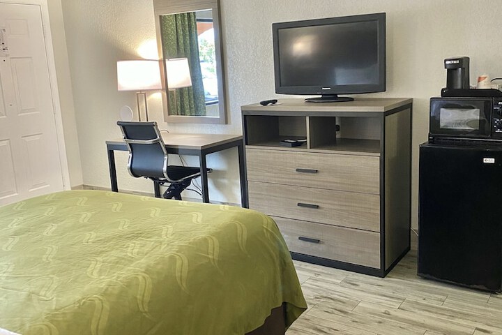 1 Queen Bed Accessible (11 of 16)