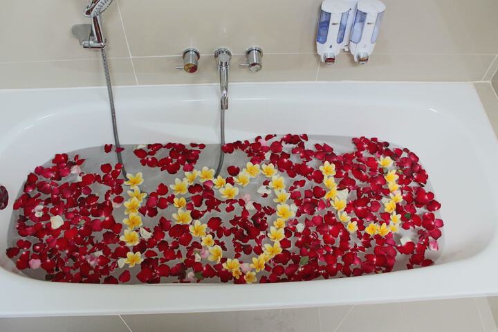 Deep soaking bathtub