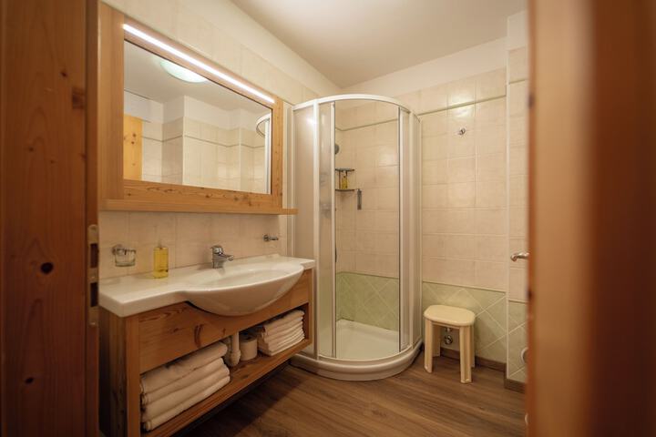 Room 32 of 69