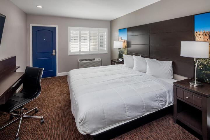 1 Queen Bed (1 of 8)