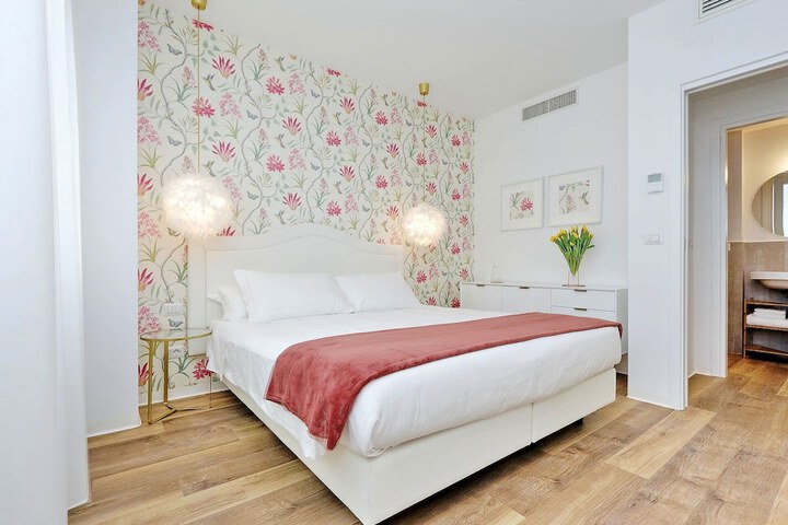 Room 25 of 195