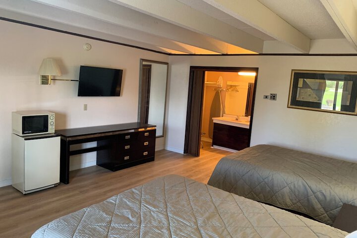 2 Queen Beds (2 of 11)