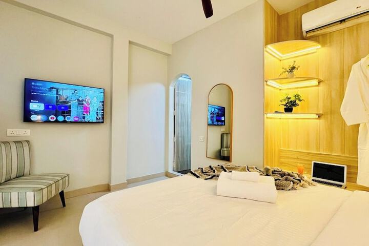 Room 7 of 12