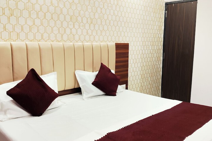Room 8 of 13
