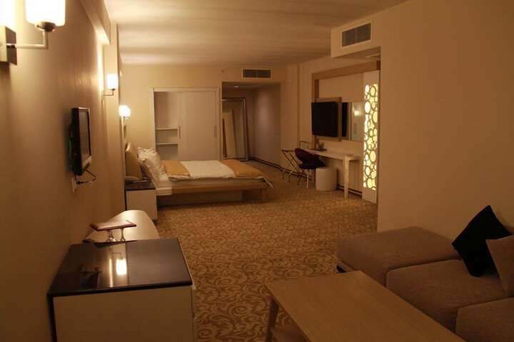 Room 5 of 75