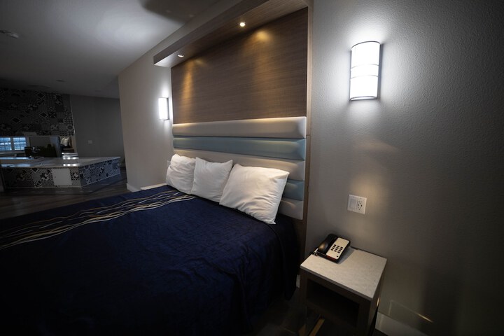Deluxe King Bed (17 of 50)