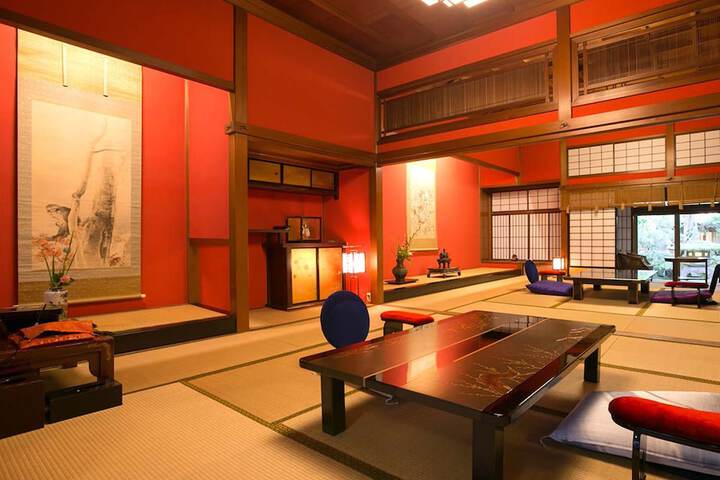 Room 28 of 143