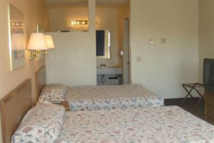 Room 7 of 12