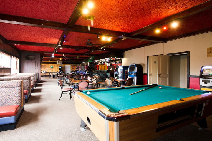 Lounge 27 of 34