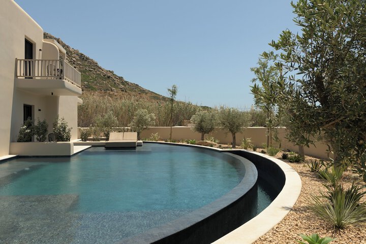 Pool 124 of 252