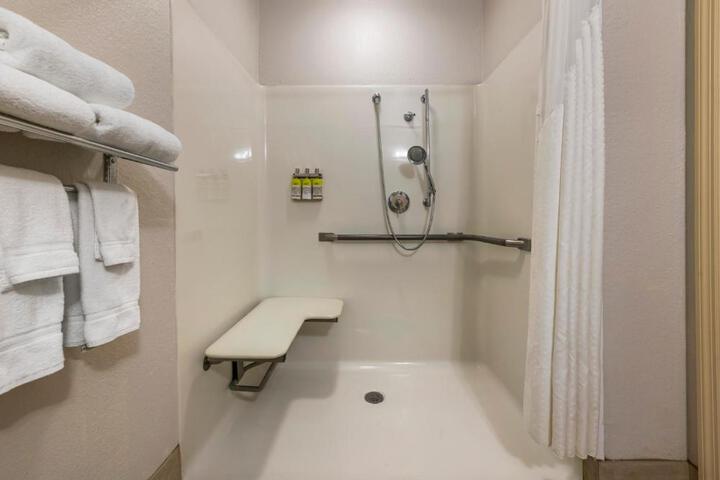 2 Queen Beds Mobility Accessible Tub (7 of 11)