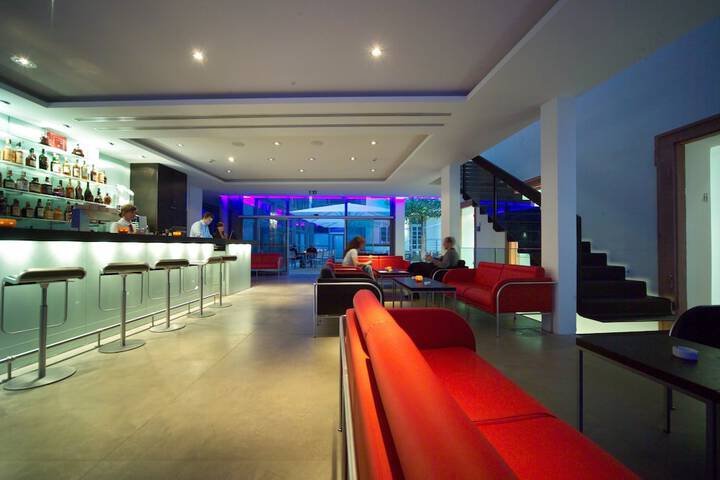 Lounge 56 of 90