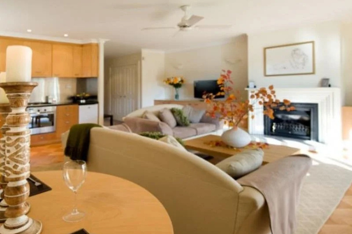 Room 4 of 8