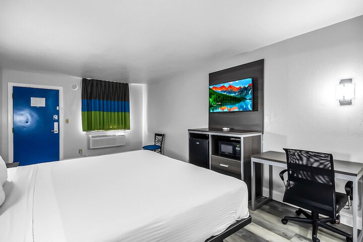 1 King Bed Microwave and Refrigerator WiFi Continental Breakfast (12 of 17)