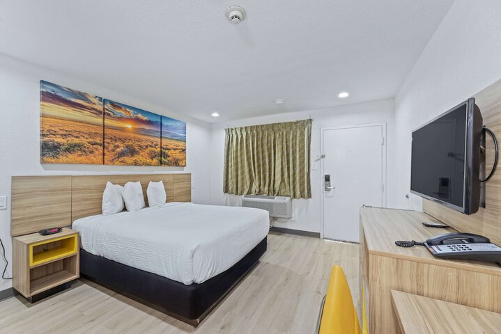 1 Queen Bed (4 of 14)