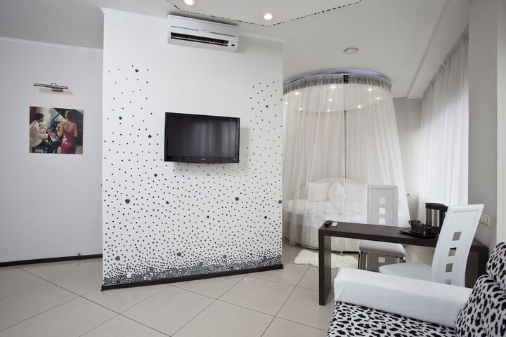 Room 11 of 18
