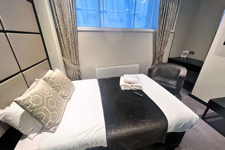 Room 17 of 27