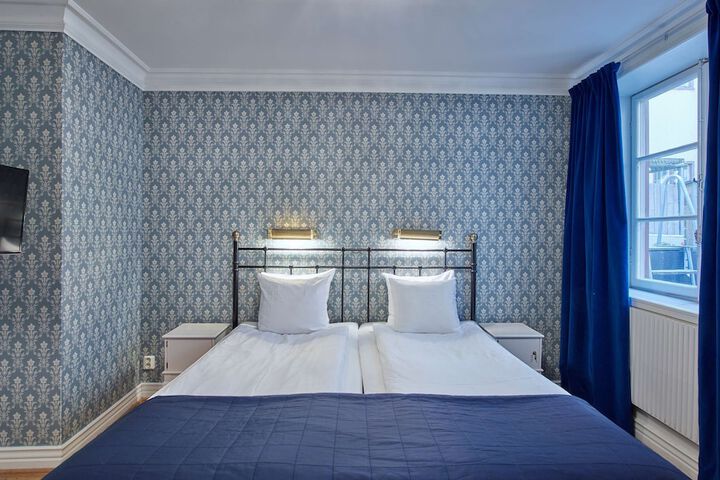 Room 7 of 33