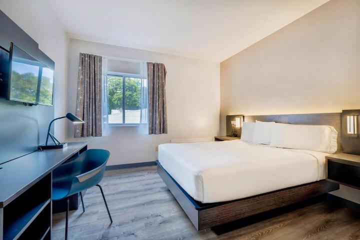 1 King Bed (4 of 8)