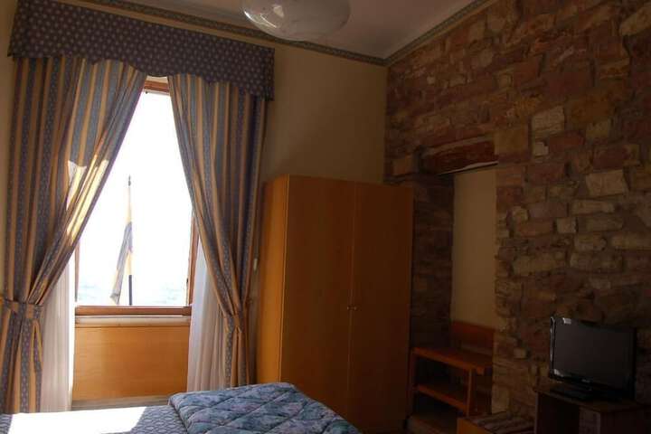 Room 10 of 141