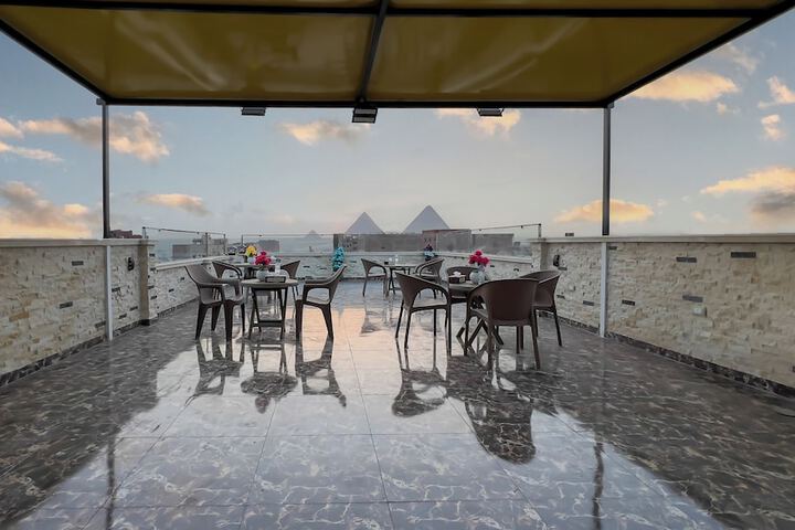 Luxury jacuzzi &  pyramids view in Giza