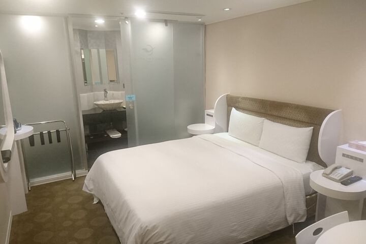 Room 5 of 61