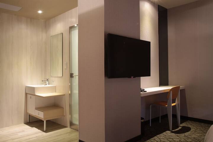 Room 6 of 203