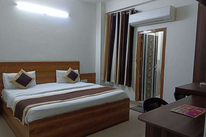 Room 9 of 34