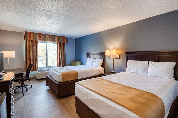 2 Double Beds High Speed Internet Accessible Microwave, Refrigerator Work Desk Continental Breakfast (5 of 9)