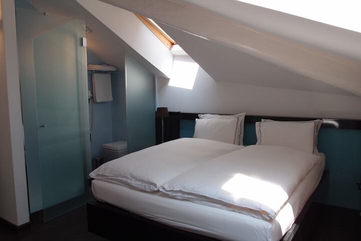 Room 6 of 25